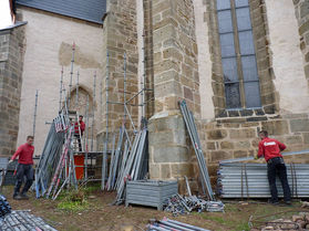 Abbau des Gerüstes an der Südseite (Foto: Karl-Franz Thiede)
